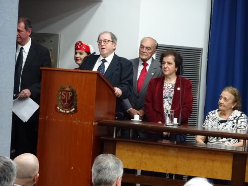 CONSCREの元代表でありシリアコミュニティーの顔でもあるレスカーラ・トゥマ氏（赤いネクタイの男性）