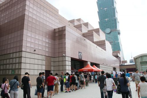 チケット売り場には長蛇の列が