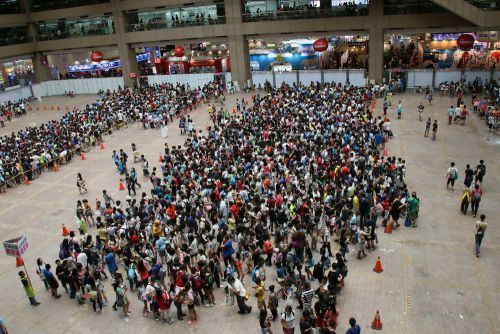 各ブースの入場待ちの列