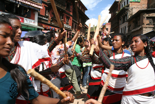 掛け声高らかに2本のスティックを打ち鳴らして踊ります。