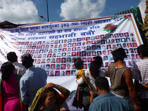 この地域の地震による地元外国人ツーリストの犠牲者を悼むバナーも掲げられていました。