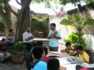 博物館ののどかな中庭でお面作り