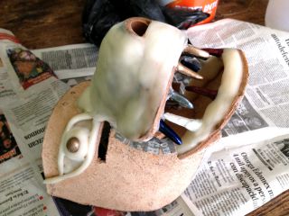 私のお面、肉付けされてネコ科っぽくなってきました。