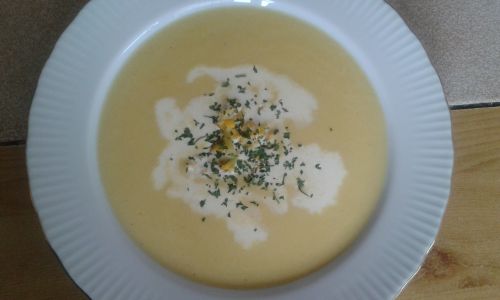 オレンジ色カリフラワーで手作りしたポタージュスープ