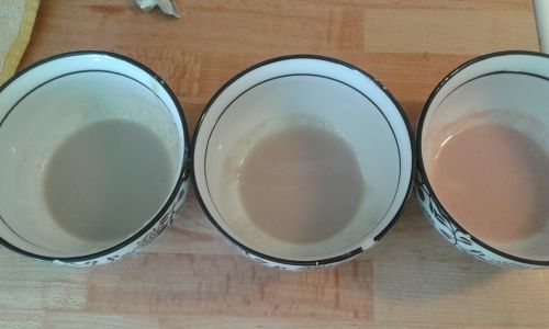 紫色カリフラワーで、グレーになってしまったスープ（左）で化学実験。中央が塩基性のベーキングパウダー、右が酸性のレモン汁を加えたもの。それぞれ色が変化します。