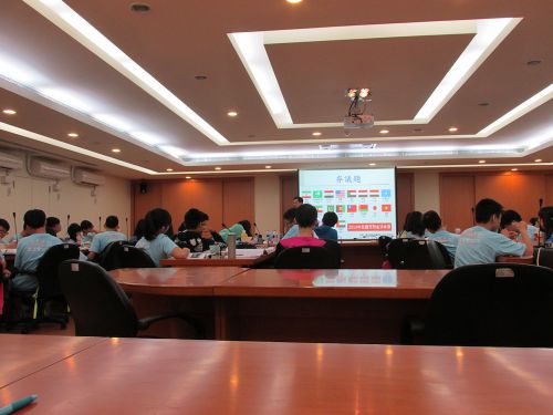 外は強風と雨ですが、教室の中は講義中で静かです