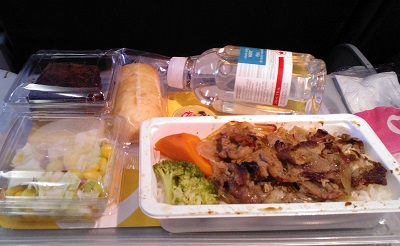 カナダを離陸後最初に出た機内食はこちら