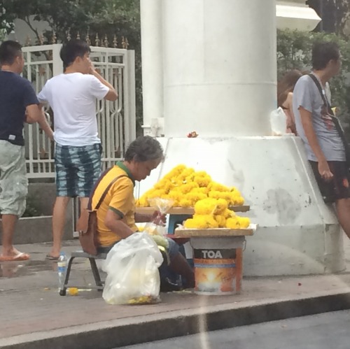 事件当日はお供えの花を売っていた人も巻き込まれました