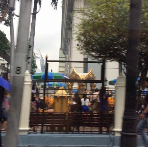 エラワン廟には若い人も含め、多くの人が手を合わせに訪れます