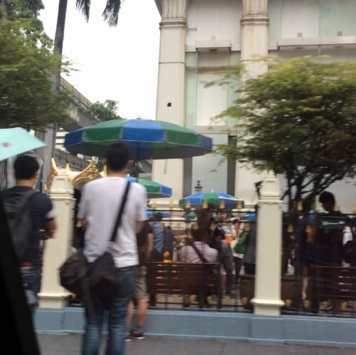 私もここで亡くなった人に手を合わせたいのですが…