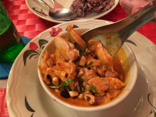 野菜はほとんど入っていません。鶏肉とピーナッツだけ