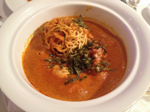 カレー＆ヌードルのカーオソーイも同じく赤いカレーだけど辛さは中くらい