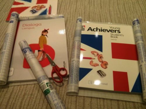 「教科書のサイズに合ったカバーフィルムが支給されるだけでもマシよ」と他校に子どもを通わせるママ友に言われましたが、そんな比較は成り立つのでしょうか？