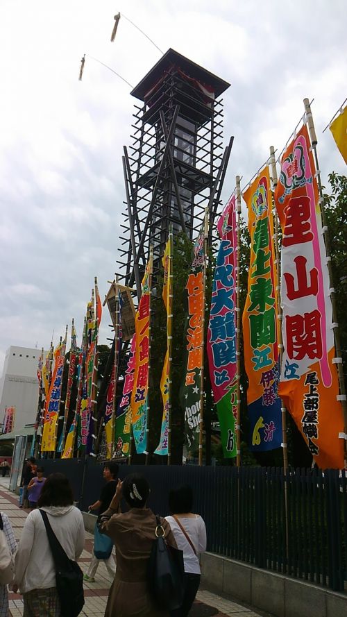 色とりどりの、のぼり旗。今場所の波乱を思わせる曇天です。