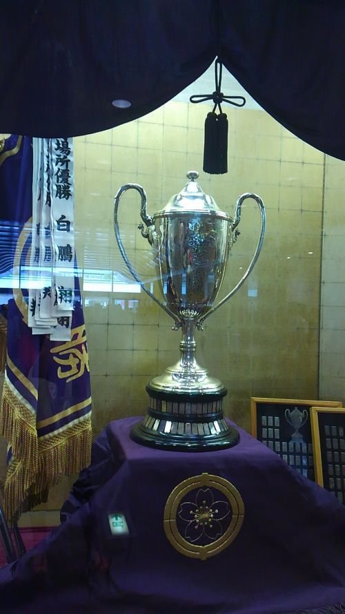 今場所はどの力士にこの優勝杯がいくのだろうとワクワクします。