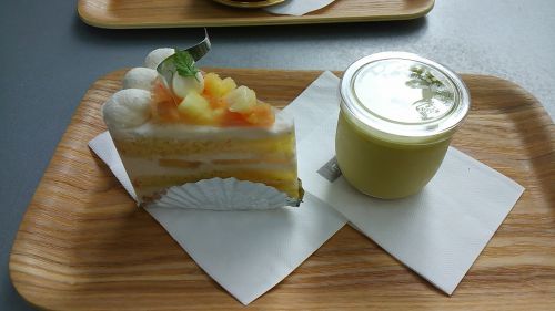 左が桃のショートケーキ、右がピスタチオプリン。