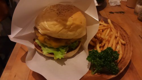 ホワイトバンズがふかふかなハンバーガー。