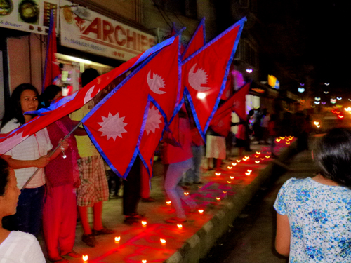 歓迎の国旗を持って沿道に並ぶ市民ら