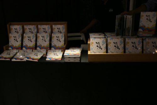 入口前で販売されたCD