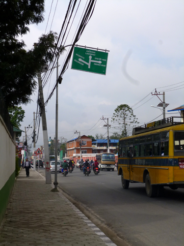 大統領官邸の通りにある案内板　サイズに反して設置位置も高すぎるように思います。