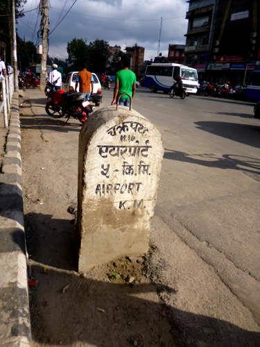 道の傍らにある石の案内板。運転手には見え難い位置です。