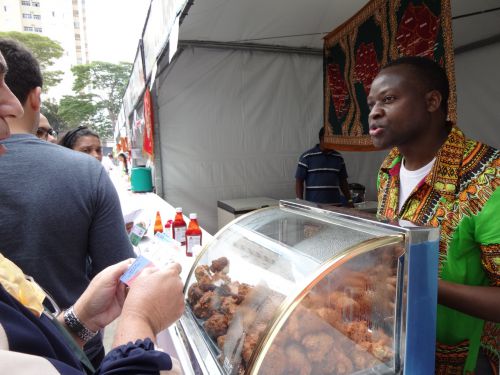 サンパウロ市の移民博物館の移民祭りでモザンビーク料理を販売するアントニオさん