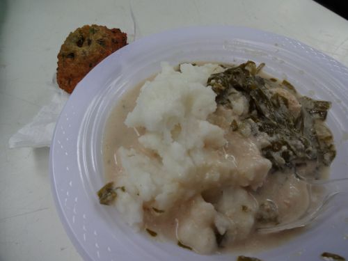 代表的なモザンビーク料理のマコフ（お皿のスープ状の料理）とポレンタ（お皿の白い主食）、バジア（奥の揚げもの））