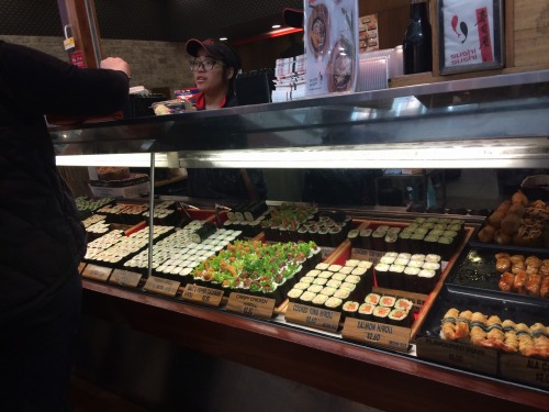 並ぶとこんなにキレイ！のり巻き店のショーケース