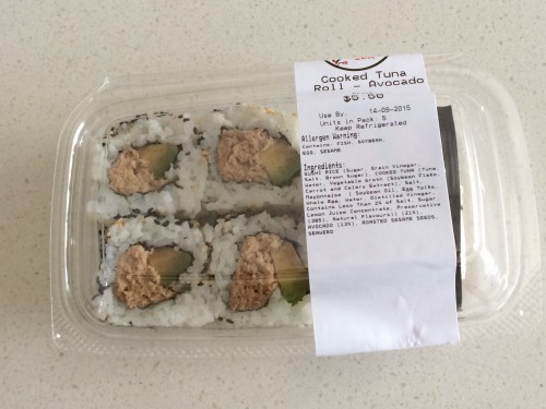 こちらはスーパーで買ってきたツナ、アボガド巻き。5ドル50セント