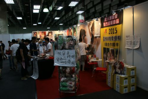 ゲストのセクシー女優のグッズを中心に販売していたブース