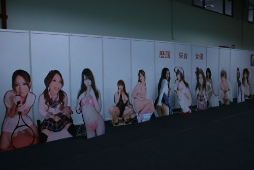 中に入ると、過去3回のアダルトエキスポのゲストパネルが迎えてくれました