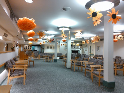 ミニコンサートなどアクティビティも行われるラウンジ