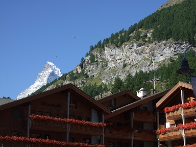 ツェルマットの町と、白い雄姿をちらりと見せるマッターホルン。