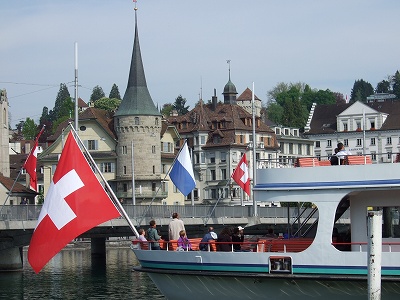 ルツェルン（Luzern）の町と、湖畔の町を巡る遊覧船。