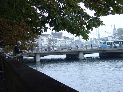 チューリヒの街とリマト川