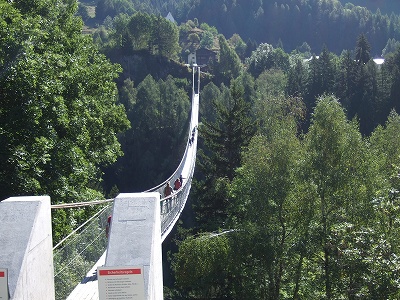 ゴムス・ブリッジを今から渡ります！かなりたわんで見えるのですが気のせいでしょうか（笑）。