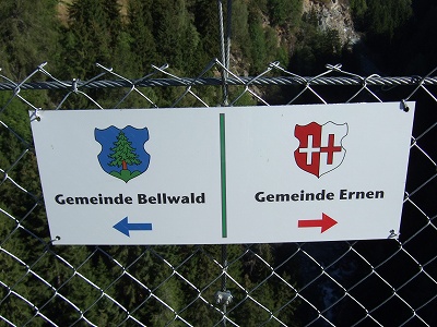 橋の途中にベルヴァルト村とエルネン村の村堺が。