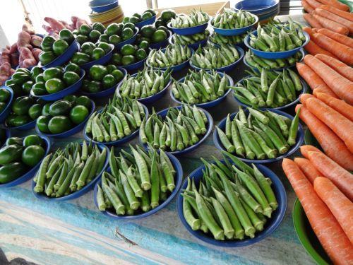 フェイラで販売されるオクラ