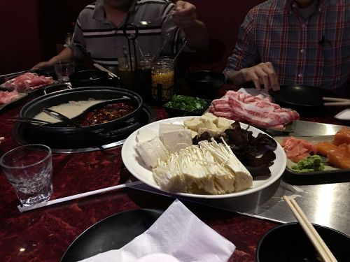 食べ放題コースを頼みました。お肉、野菜、シーフード、麺類など食べ放題です。