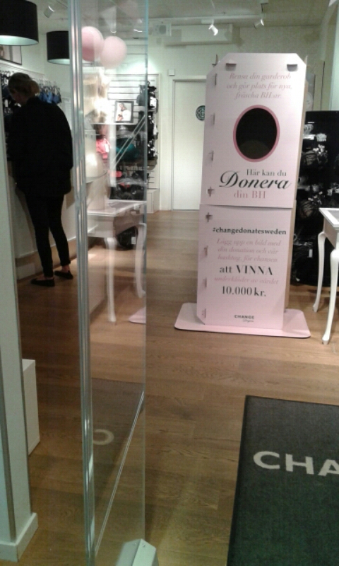 使用済のブラジャーを寄付する箱