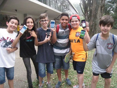 サンパウロ市最大のイビラプエラ公園でスマートフォンを手にする若者たち