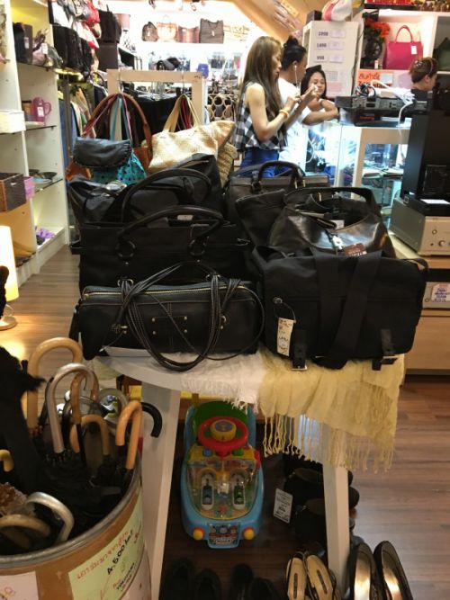 店の手前は黒い色の商品に置き換えられました