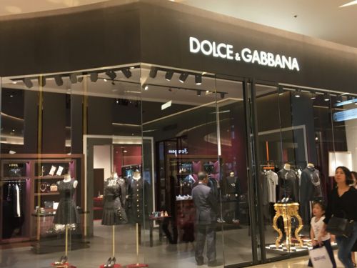 ブティックのウィンドーを飾るのも黒い服が目立ちます