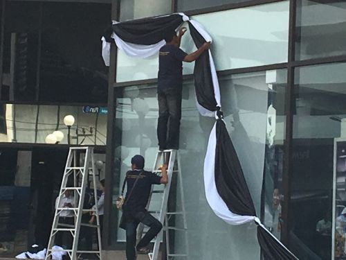 白黒のリボンを取り付ける様子