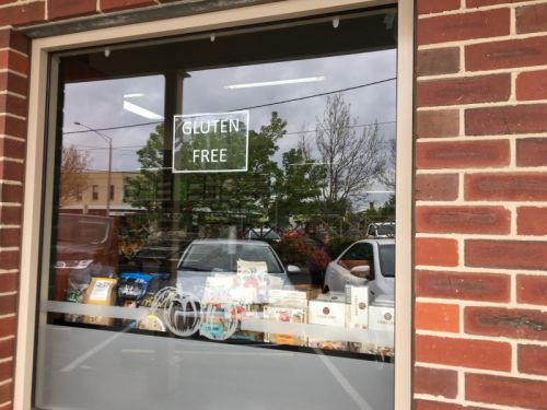 食品マーケットの窓に貼られた「グルテンフリー」