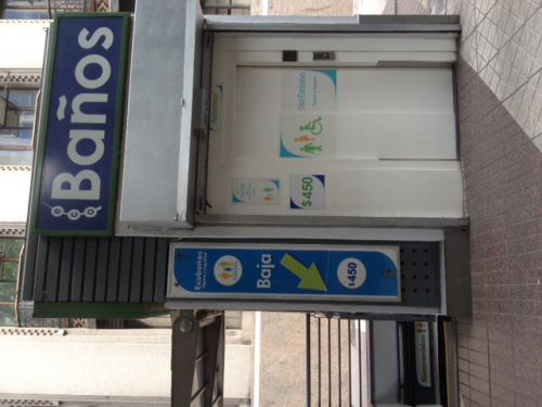 階段を降りると地下にトイレがずらりと並ぶサンティアゴセントロにある公共トイレ