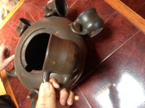 面白いのは、鍋の周りにコップが引っかかっているところ。みんなで囲んで鍋を食べる感覚が日本の鍋となんだか似ていますね。