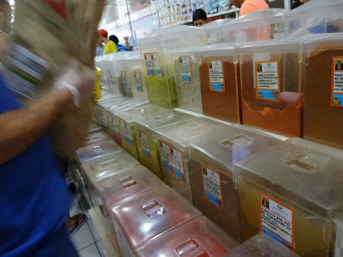 サンパウロ市内でスパイスを卸売している店内