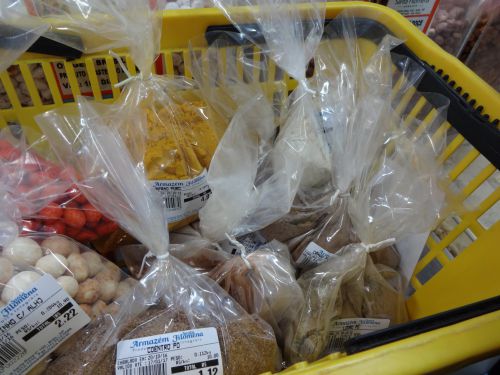 サンパウロ市内でスパイスを卸売している店で購入されたスパイス類