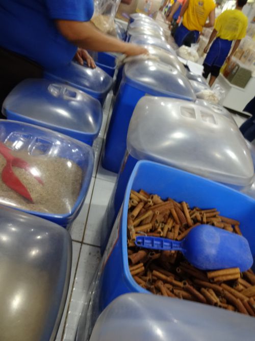 サンパウロ市内でスパイスを卸売している店内